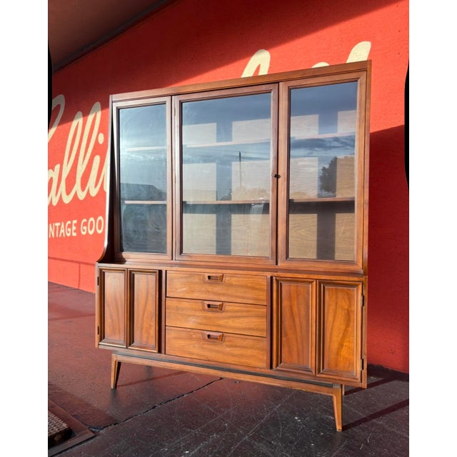 A behemoth of a mid century hutch, this beauty is one solid piece. Constructed of quality wood and rich walnut veneer,...