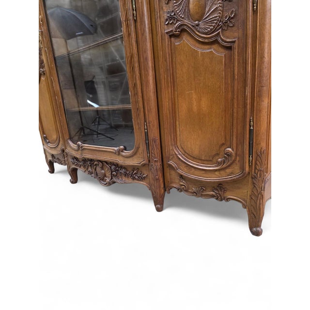 Antique French Louis XV Style Hand-Carved Walnut Vitrine Bookcase For Sale In Chicago - Image 6 of 12
