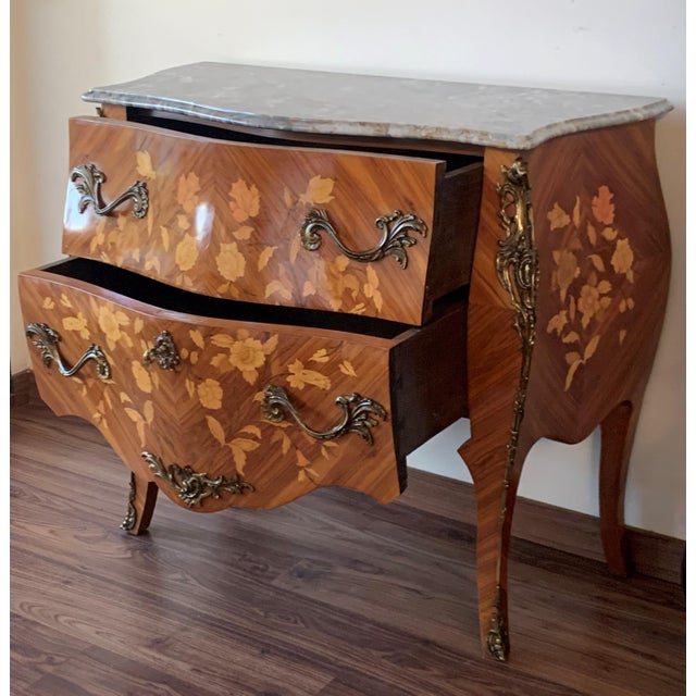French Louis XV Style Kingwood & Marquetry Ormolu Mounted Bombe Commode For Sale In Miami - Image 6 of 12