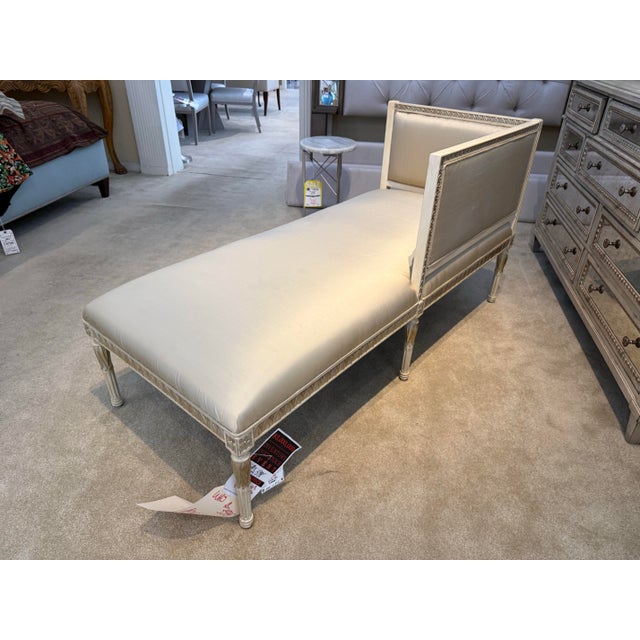 French French Carved Neoclassical Chaise Lounge in Ivory Silk Upholstery For Sale - Image 3 of 10