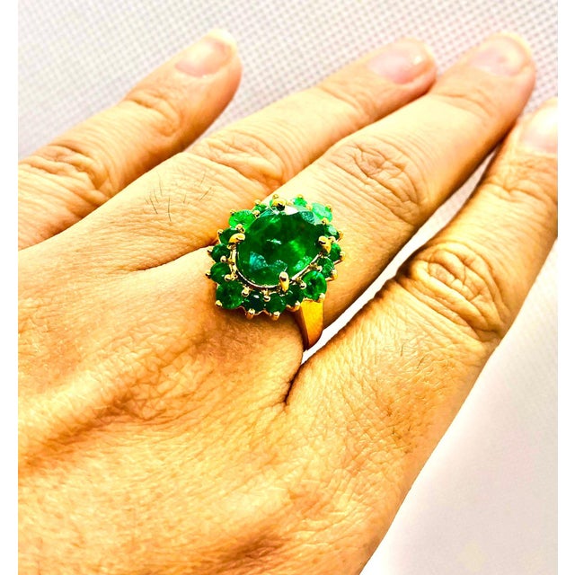 Gemstone Bochic “Capri” Vintage Natural Retro Emerald Ring Set In 18K Gold & Silver For Sale - Image 7 of 12