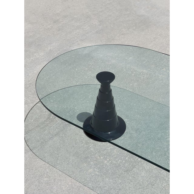 1980s Italian Waterfall Glass Coffee Table With Glossy Black Ceramic Ziggurat Pedestal For Sale In Miami - Image 6 of 6