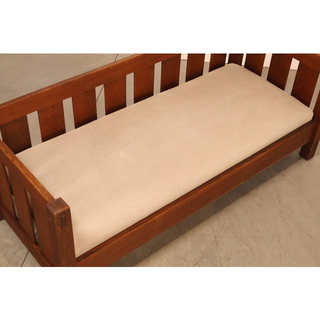Early 20th Century Antique Gustav Stickley No. 208 Arts And Crafts Mission Oak Settle For Sale - Image 5 of 18