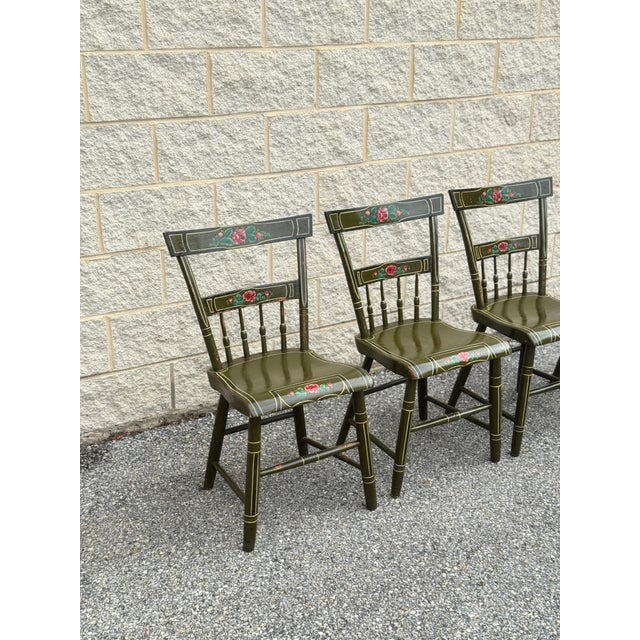 Folk Art Antique American Hand-Painted Floral Folk Art Plank Seat Chairs - Set of 4 For Sale - Image 3 of 12