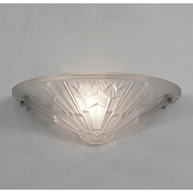 Hettier & Vincent Large Single French Art Deco Frosted Glass Wall Sconce by Hettier Vincent & Hanots 1930s For Sale - Image 4 of 10
