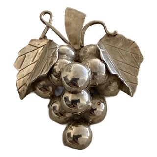 Taxco Mexican Sterling Silver Brooch Featuring a Sculptural Bunch of Grapes With Textured Leaves For Sale