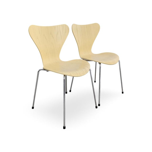 Mid-Century Modern Vintage Series 7 Chairs by Arne Jacobsen for Fritz Hansen, Set of 2 For Sale - Image 3 of 10