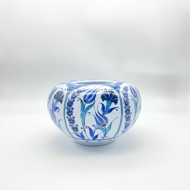 Handmade Ceramic Lidded Trinket Jar (14cm) Traditional Blue & White Tulip Pattern – Decorative Jewelry & Storage Box For Sale - Image 12 of 12