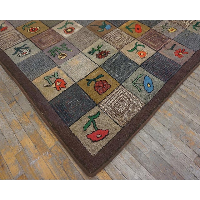 Early 20th Century Fabuluos Gray Background With Inverted Flower Lines Checks Pattern Antique American Hooked Rug For Sale - Image 5 of 5