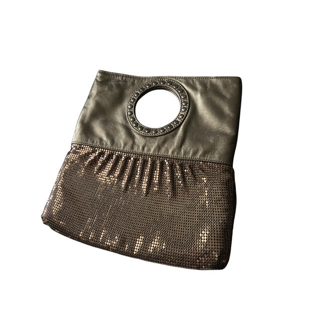 Art Deco Vintage Whiting & Davis Metallic Mesh & Leather Foldover Clutch Purse – 1970s/1980s Convertible Evening Handbag With Ring Handle For Sale - Image 3 of 7