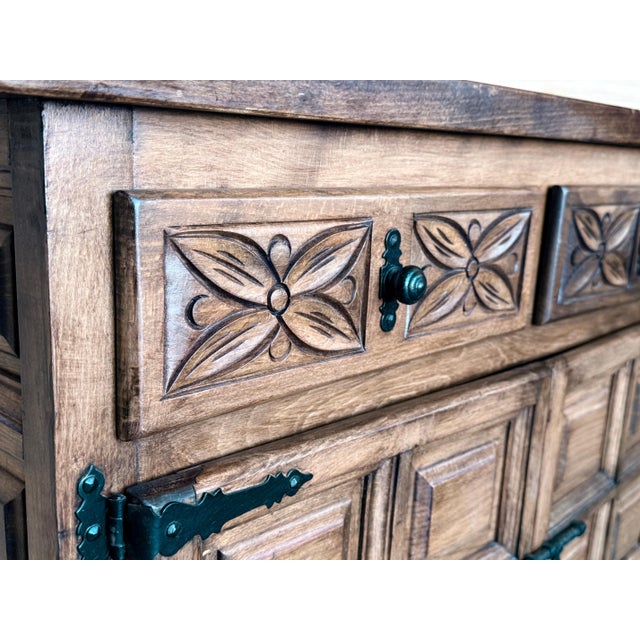 20th Century Catalán Spanish Dresser Carved in Walnut, 1920s For Sale In Miami - Image 6 of 18