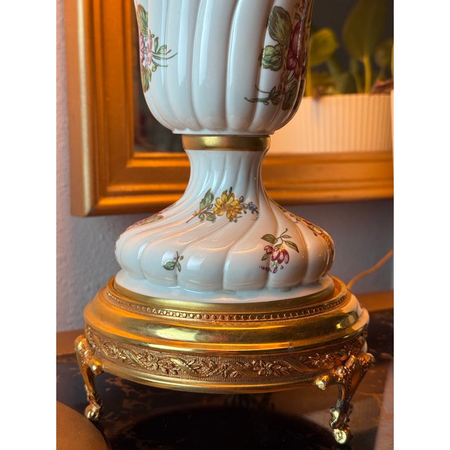 Antique White Vintage 1999 Franklin Mint Louis Nichole "Garden of Royalty" Porcelain Table Lamp For Sale - Image 8 of 8