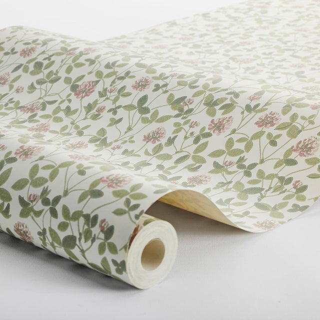 Inspired by an archival pattern, Boråstapeter Klöver features dainty clover flowers nestled among softly layered leaves,...