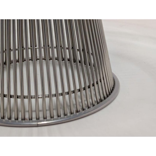 Platner table has an elegant and authentic design and combines the signature curved, nickel-plated steel rods of the...