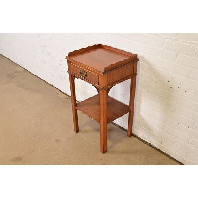 English Georgian Carved Mahogany Nightstand or Occasional Side Table by Northern Furniture Co., Circa 1960s For Sale - Image 3 of 16