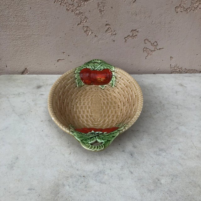 De Sarreguemines C.1930 Majolica Platter Bowl With Tomato Sarreguemines For Sale - Image 4 of 7