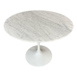 Tulip Table in Carrara Marble by Eero Saarinen for Knoll Inc. / Knoll Internationa, 1980s For Sale