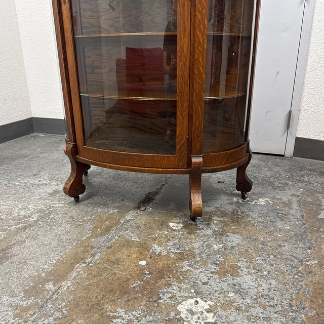 Victorian Quarter-Sawn Tiger Oak Curved Glass Curio, Antique For Sale - Image 11 of 12