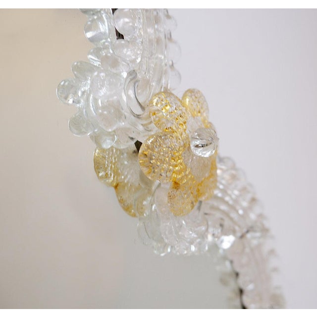 Venetian Mirror in Murano Glass Adorned with Gold Details and Flowers, 1960s For Sale - Image 4 of 12