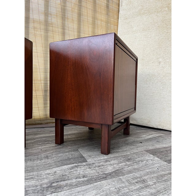 A Pair of Refinished Mid Century Modern Nightstands by Cavalier Furniture. Circa 1960s. For Sale - Image 17 of 18