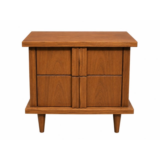 This pair of 1960s American of Martinsville nightstands features a rich walnut finish and iconic mid-century modern...