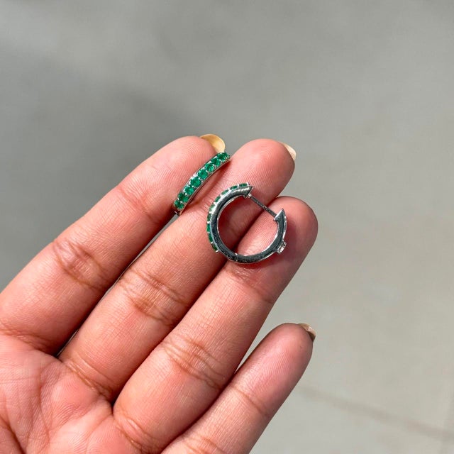 VRJewels Round Cut Emerald & Diamond Transitional Hoop Earrings in 18k Gold- A Pair For Sale - Image 9 of 17
