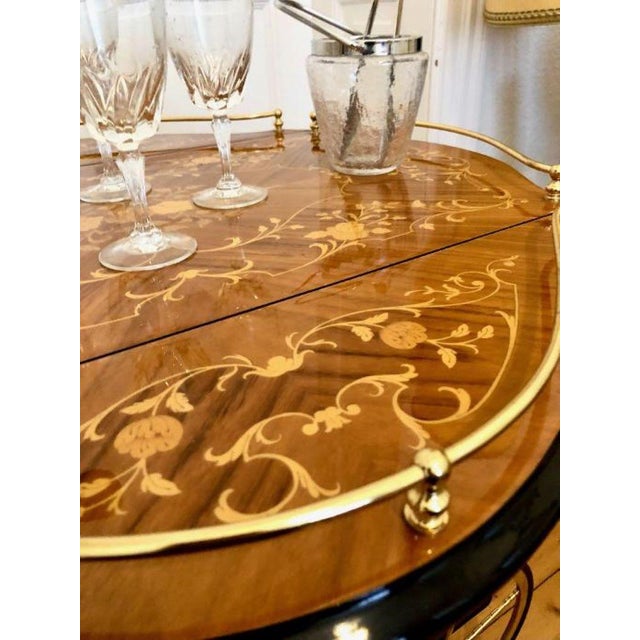 Vintage Colonial Sorrento Farfalla Drop Leaf Serving Trolley with Inlaid Brass Ornaments and Round Hinged Top, 1950s For Sale - Image 12 of 18