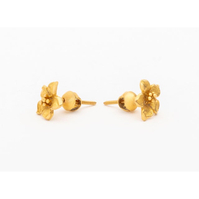 Vintage 22k Yellow Gold Flower Blossom Stud Earrings For Sale In New York - Image 6 of 9