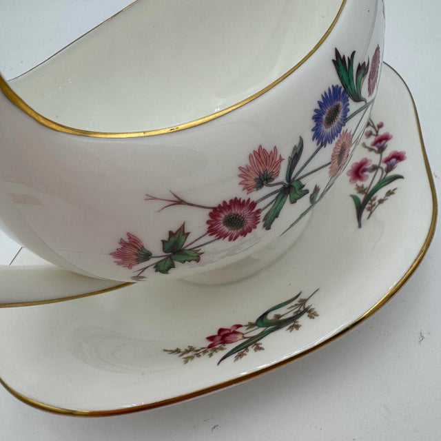 Wedgwood 1950s Gravy Boat by Wedgwood in Devon Sprays Bone China Attached Underplate For Sale - Image 4 of 9