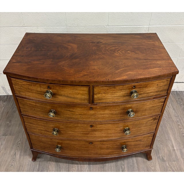 Hepplewhite Antique Federal / Hepplewhite Style Bowfront Mahogany Chest of Drawers For Sale - Image 3 of 11