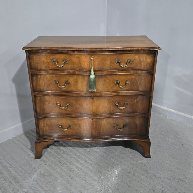 Small Georgian Serpentine Chest of Drawers, 1910 For Sale - Image 12 of 18