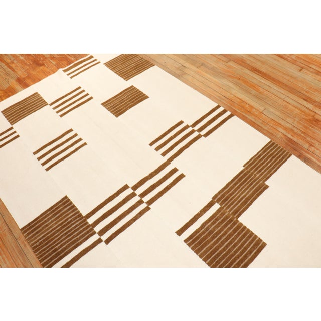 White and Brown Modern Turkish Kilim Flatweave - 4'10" x 8'1" For Sale - Image 4 of 5