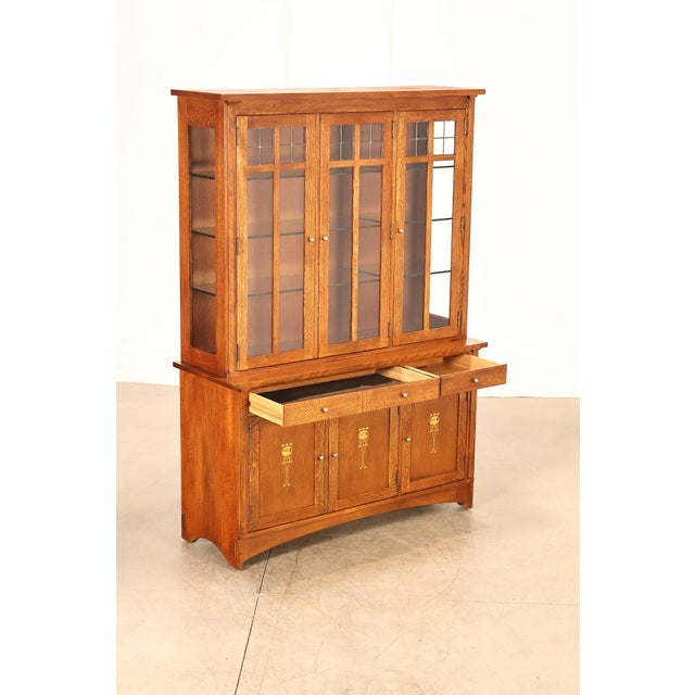 Brown Stickley Mission Collection Oak Harvey Ellis Inlaid China Cabinet For Sale - Image 8 of 18