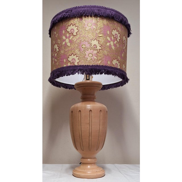 Vintage Italian Table Lamp with Turned and Fluted Pink-Painted Maple Column and Fabric Shade from Lamplove, 1970s For Sale - Image 4 of 11