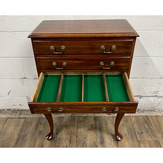 Vintage Queen Anne Style 20th Century Four Drawer Flatware Silver Chest For Sale In Kansas City - Image 6 of 8