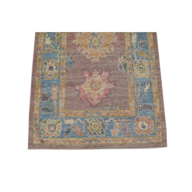 This modern Turkish Oushak rug is a stunning piece of art that has been handwoven using traditional techniques by skilled...