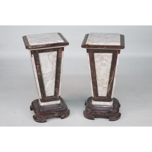 Neoclassical Pair of Early 20th Century Neoclassical Variegated Marble Pedestals, 31.5" For Sale - Image 3 of 12