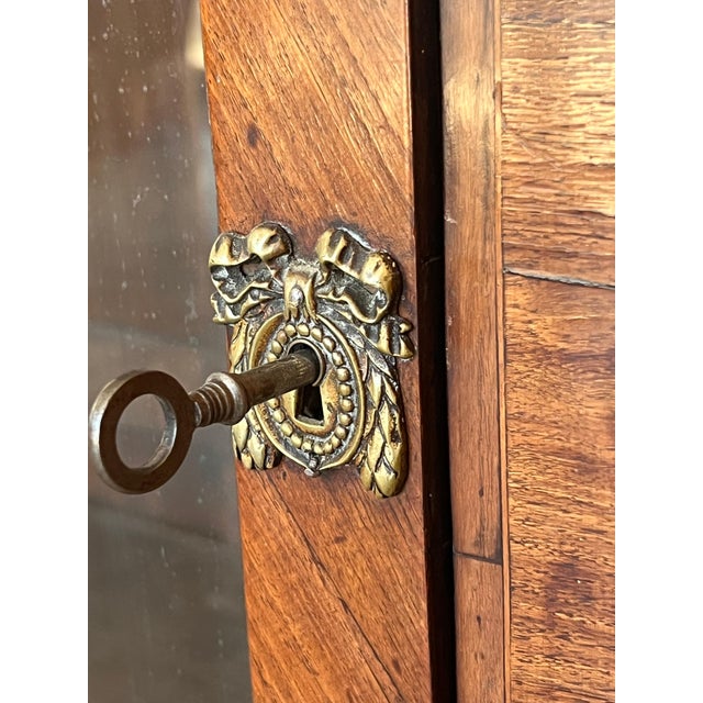 Late 20th Century Louis XVI Style Showcase Vitrine in Walnut with Geometrical Marquetry For Sale - Image 14 of 18