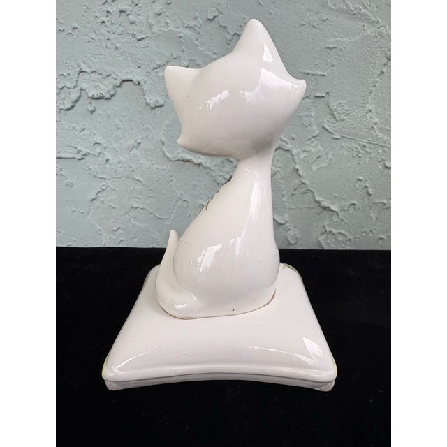 Enesco, Apparence 1960s Enesco Japan Hand-Painted Ceramic Cat & Pillow Salt & Pepper Shaker Set For Sale - Image 4 of 8