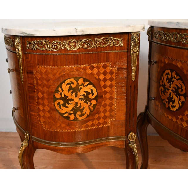 1930s Pair French Louis XV Walnut Satinwood Inlay & Marble Top Nightstands / Small Commodes For Sale - Image 15 of 18