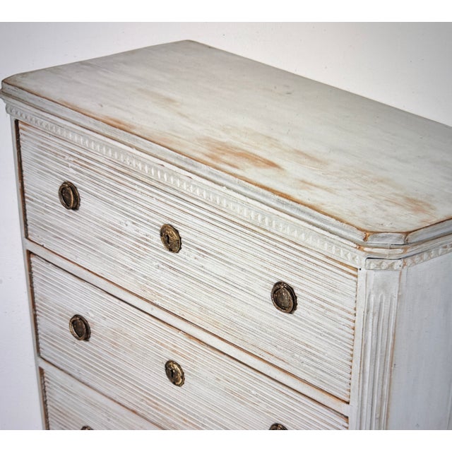 Fluted Chest of Drawers in Wood, 1900, in Good conditions. Designed 1890 to 1919