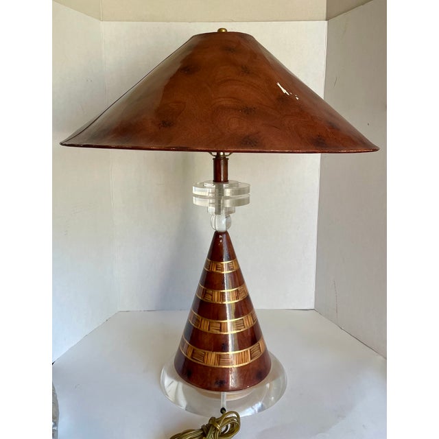 Pair of Vintage Leeazanne Postmodern Faux Burl & Lucite Table Lamps With Original Shades For Sale - Image 14 of 17