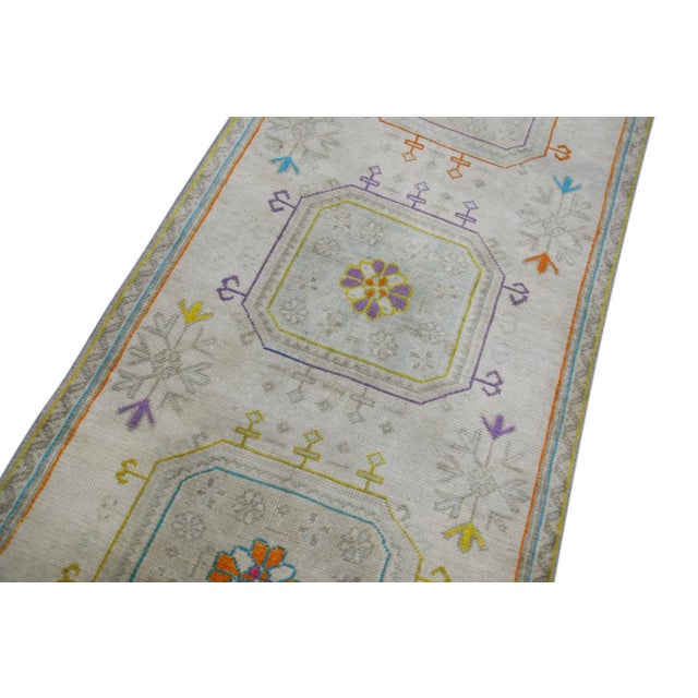 This exquisite vintage Turkish Oushak rug is a stunning example of traditional craftsmanship and timeless beauty. Hand-...