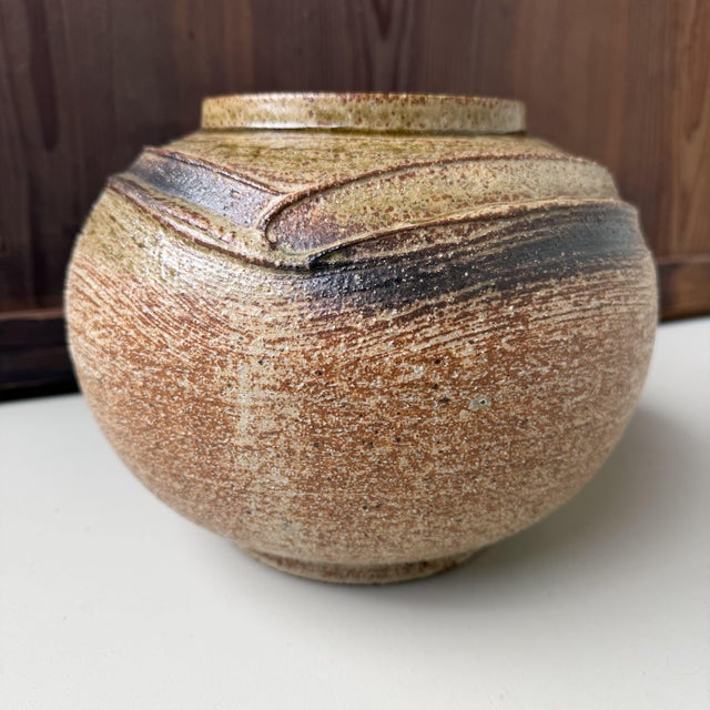 This Japanese ceramic tsubo vase is a piece of Chikuzen Koishiwara-yaki, made by Yanase San’emon of the Yanase Hon-...