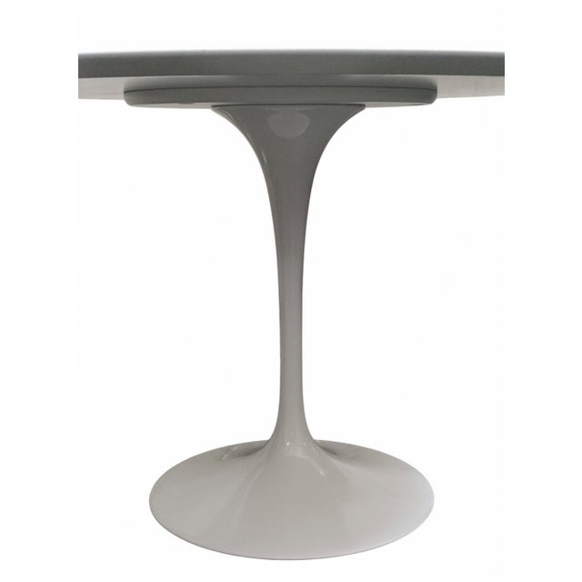 The Tulip round table, designed by Eero Saarinen for Knoll in 1957, is an icon of Italian design. The table consists of a...
