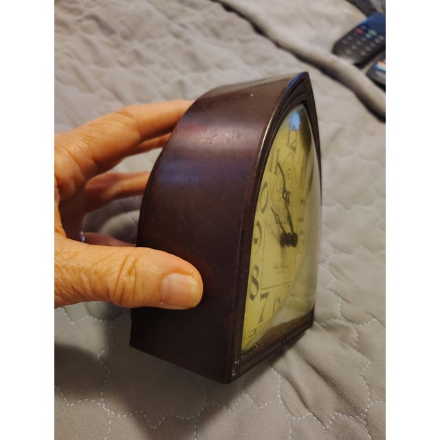 This is a vintage Art Deco New Haven artlarm clock..it's a great size for travel on any nite stand..made out of backlit so...