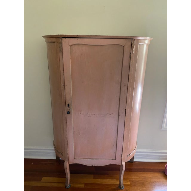 Antique French Louis XV Revival Painted Display Cabinet With Curved Glass Panel – Circa 1880–1910 For Sale - Image 9 of 10