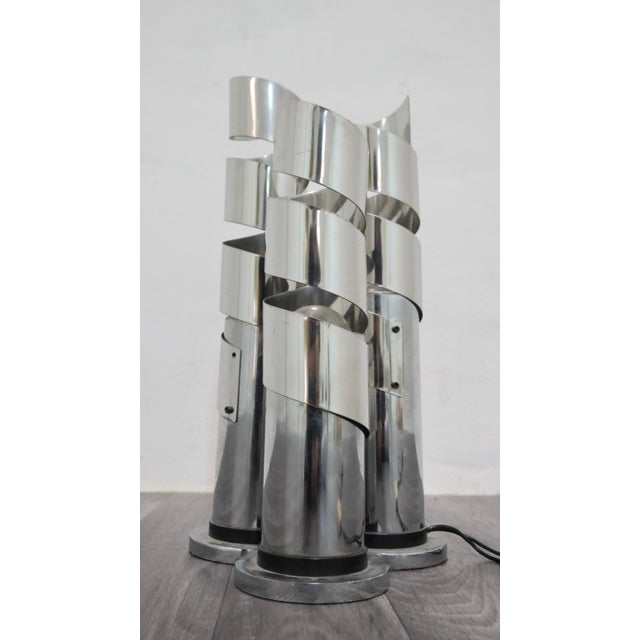 Chromed Steel Spiral Design Table Lamp – Attributed to Max Sauze, 1970s Elegant chromed steel table lamp featuring a...