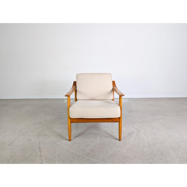 We are offering one of two beautiful vintage Wilhelm Knoll armchairs from the 1970s for sale. Condition: Good used...