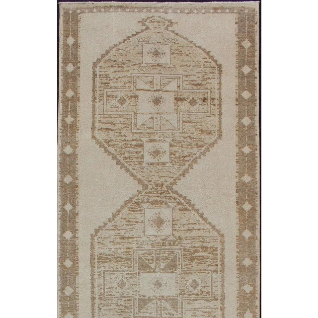 Midcentury vintage Turkish Oushak runner with three flowing medallions, rug/, country of origin / type: Turkey / Oushak,...